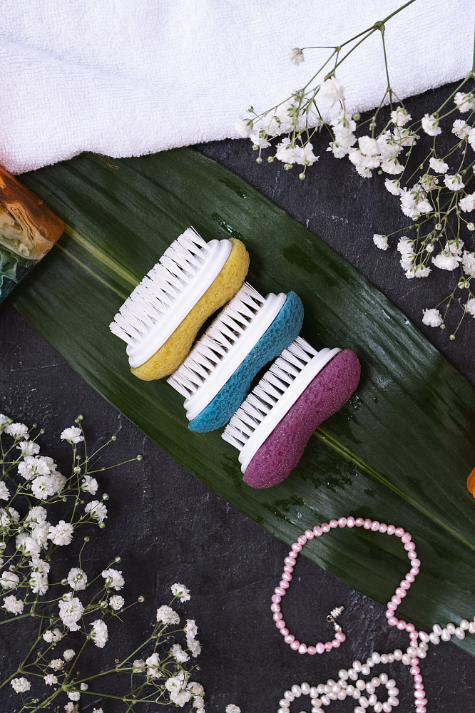 Пемза педикюрная,натуральная со щеткой 405007