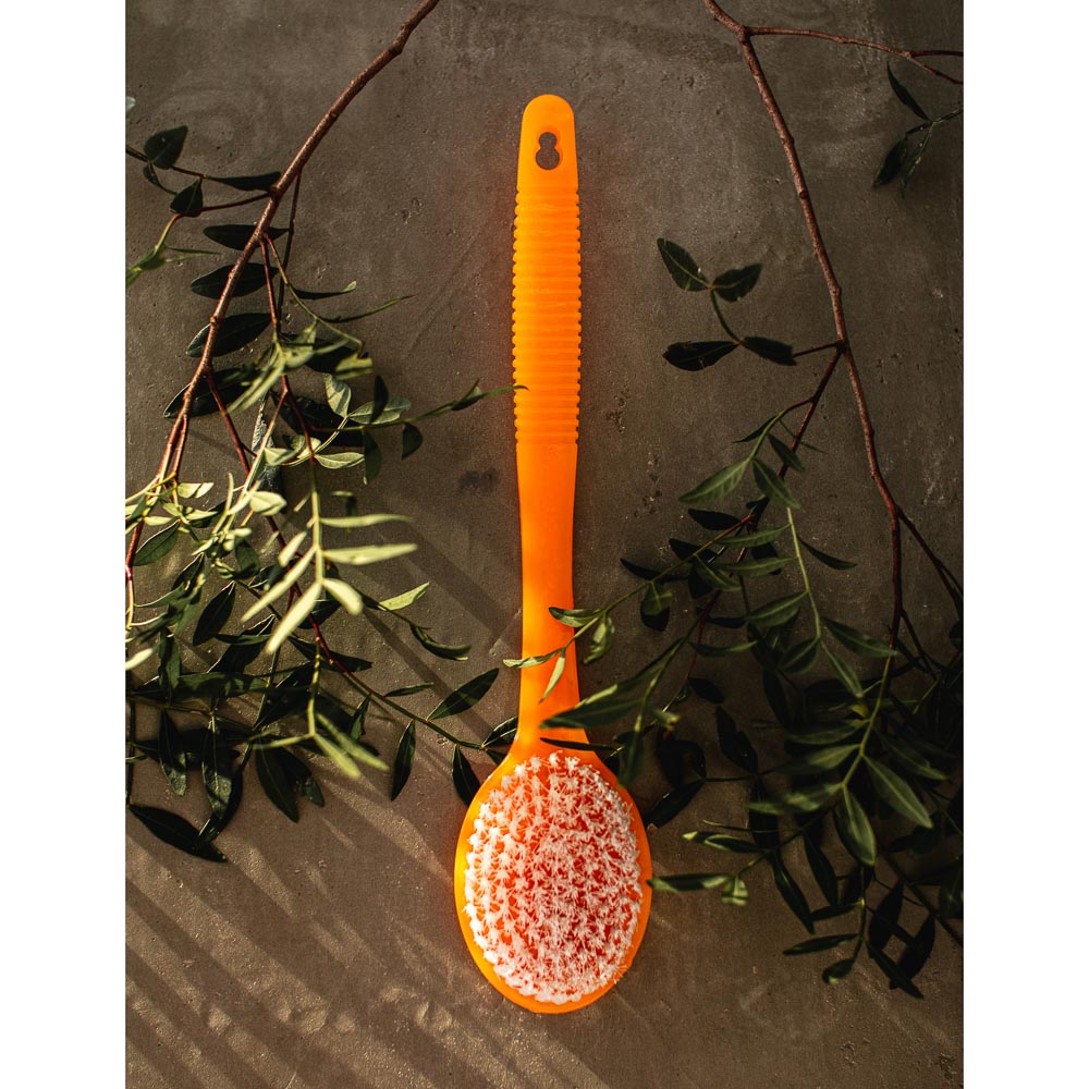 Щетка для тела с искусственой щетиной на пластиковой ручке 34см